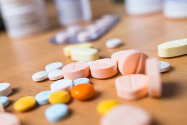 Yüzeyde çeşitli ilaç tabletleri ve kapsülleri