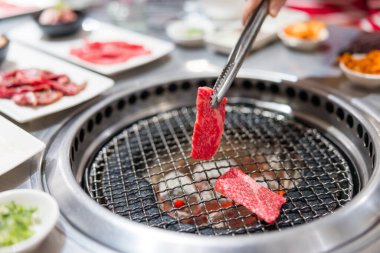 Japon usulü ızgara domuz eti ve biftek dilimleri.