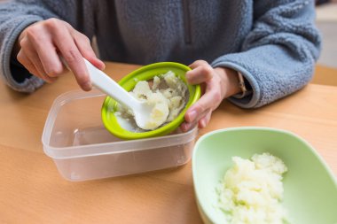 Yemek süzgeci kullanarak bebek maması yapmak.