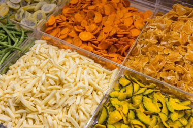 Markette lezzetli kurutulmuş meyve karışımı.