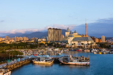 Tayvan 10 Şubat 2025: Tamsui Balıkçılar Rıhtımında sahne gün batımı manzarası