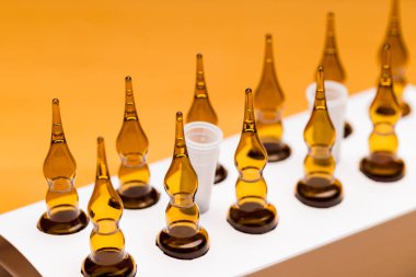 Peş peşe sergilenen güzellik serumlu cam ampuller