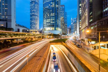 18 Mayıs 2017 'de Hong Kong' da gece vakti trafik vardı.
