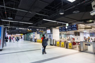 Taipei, Tayvan 26 Kasım 2024: Tayvan 'ın ana istasyonunda bekleyen yolcularla birlikte tren istasyonu girişi 