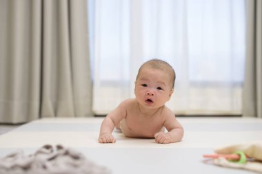 Mutlu bebek karnının üstünde yatıyor.