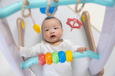 Bebek spor salonunda oynarken eğleniyor.