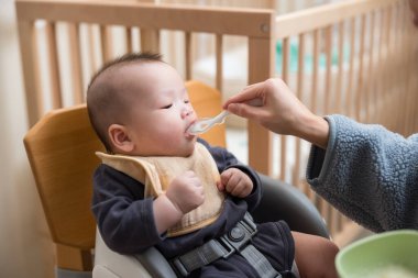 İlk kez Bebek Kaşıkla Katı Yemek Deniyor