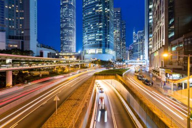 18 Mayıs 2017 'de Hong Kong' da gece vakti trafik vardı.