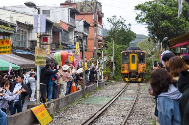 Tayvan, 15 Mart 2025: Shifen Tren İstasyonunun Manzarası