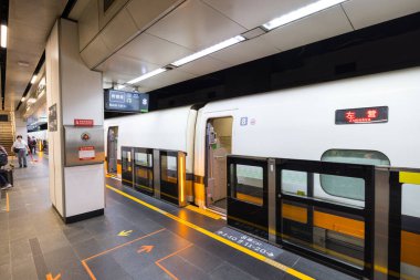 Taipei, Tayvan 26 Kasım 2024: Tayvan ana istasyon platformunda yüksek hızlı demiryolu