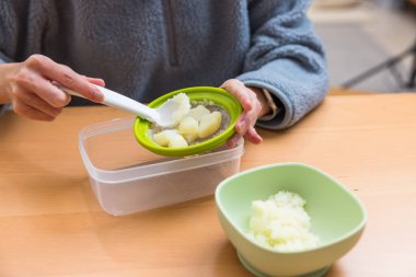 Bebek maması için el yapımı yumuşak yemek.