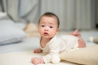 Sevimli bebek başını kaldırmayı öğreniyor.