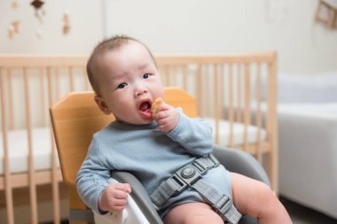 Bebek maması yüksek sandalyede oturuyor.