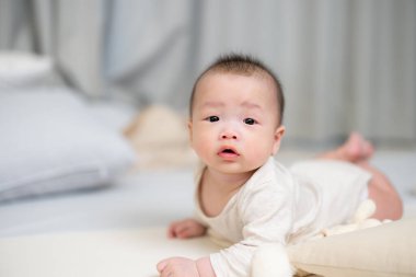 Yeni doğmuş bebek paspasın üzerinde sürünüyor