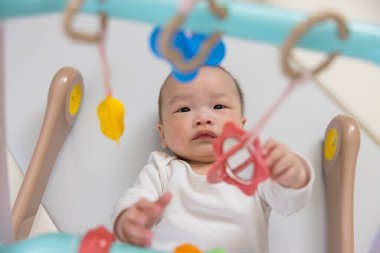 Bebek Spor Salonu Altında Eğlence ve Motor Yetenekleri İçin Yatıyor