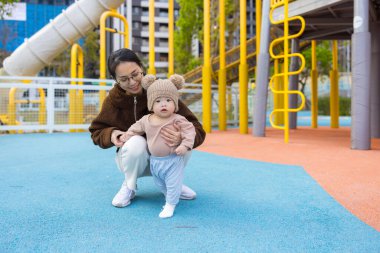 Sevgili anneyle ilk bebek yürüme deneyimi