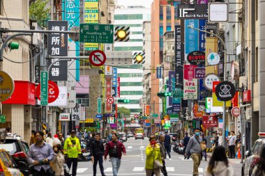Taipei, Tayvan 26 Kasım 2024: Taipei şehrinde renkli panolarla ve insanlarla dolu şehir caddesi