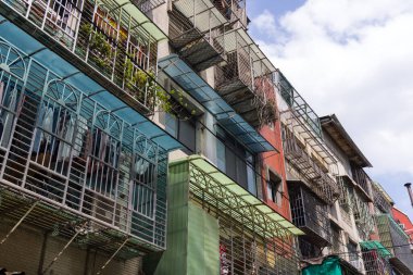 Tayvan 12 Mart 2025: Yaşlanan binalarla Tayvan sokak manzarası