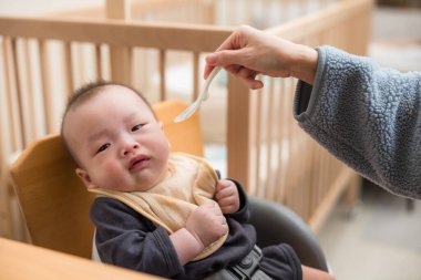 Bebek evde katı yemek yemeyi reddediyor.