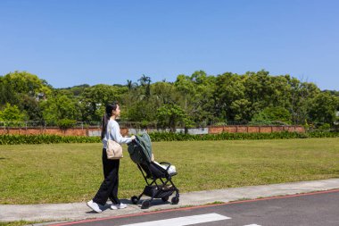 Anne iterek bebek arabası park