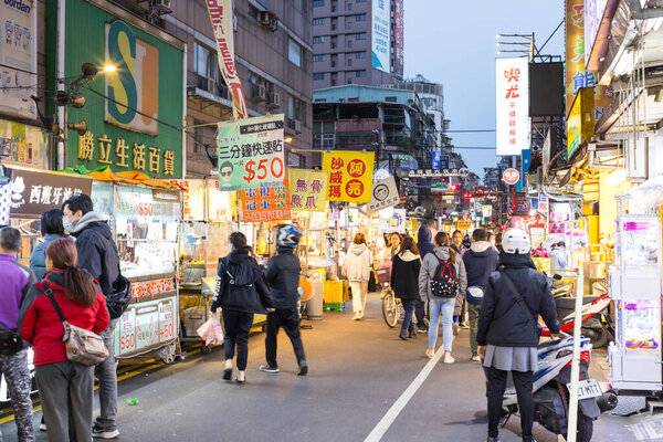 Тайвань 20 марта 2025: Туристы, изучающие ночной рынок Нани Тайвань