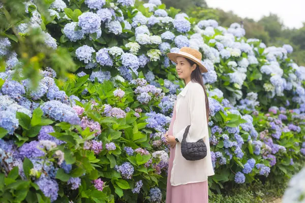 Annemin çiçek tarlasında durmasını bekliyorum.