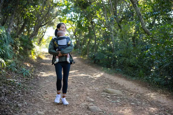 Doğayı bebeğiyle keşfeden bir kadın