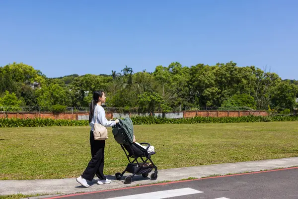 Anne iterek bebek arabası park