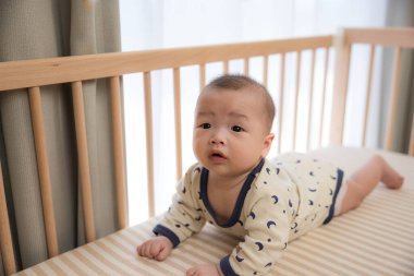 Bebek yatakta dönüp duruyor.