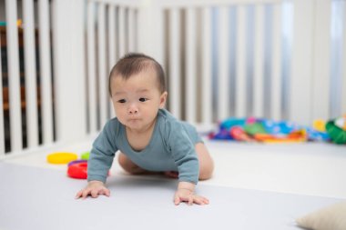 Bebek paspasın üstünde sürünüyor.