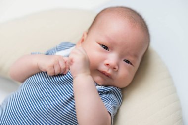 Bebek yumuşak yastığa rahatça uzanıyor.