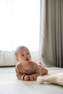 Katta evde oynarken küçük bebek