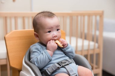 Küçük bebek Çıtır Pirinçli Kraker Tadına bakıyor