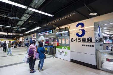 Taipei, Tayvan 26 Kasım 2024: Tayvan 'ın ana istasyonunda bekleyen yolcularla birlikte tren istasyonu girişi 