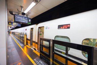 Taipei, Tayvan 26 Kasım 2024: Tayvan ana istasyon platformunda yüksek hızlı demiryolu