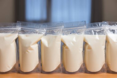 Sıraya dizilmiş anne sütü torbaları