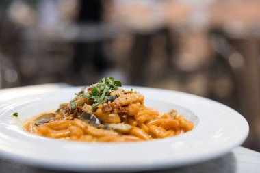 Domates ve mantarlı İtalyan makarnası.