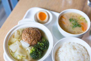 Tayvan köftesi ve pirinç tabağı.