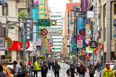 Taipei, Tayvan 26 Kasım 2024: Taipei şehrinde renkli panolarla ve insanlarla dolu şehir caddesi