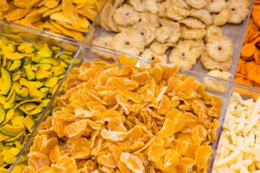 Pazar gösteriminde çeşitli kurutulmuş meyve seçimi