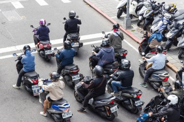 Tayvan 12 Mart 2025: Birçok motosiklet şehir caddesinde trafik ışıklarında bekliyor