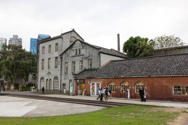 Tayvan 07 Nisan 2025: Taipei Huashan Sanat Alanı ve Ağaç Duvarlı Yaratıcı Park Binası