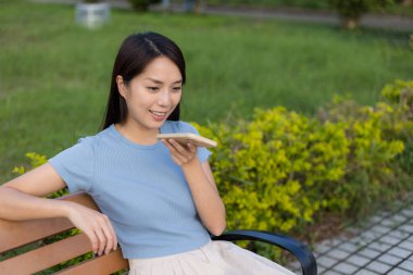 Cep telefonunda sesli komut kullanan kadın