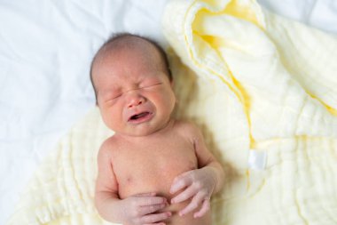 Ağlayan yeni doğmuş bebek güçlü duygular gösteriyor.