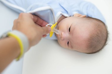 Ebeveynler yeni doğan bebeği sakinleştirmek için emzik öneriyor