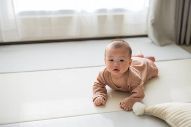 Doğuştan gün ışığında yerde yatan bir bebek.