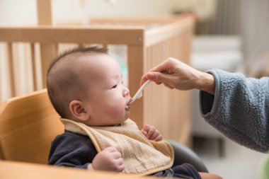 Yemek yerken tatlı bebek bakıcılığı.