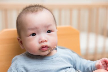 Yemekten sonra dağınık suratlı şirin bir bebek.