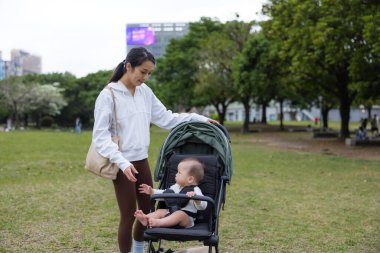 Kadın ve Genç Çocuk Doğa Parkı 'nda vakit geçiriyorlar.