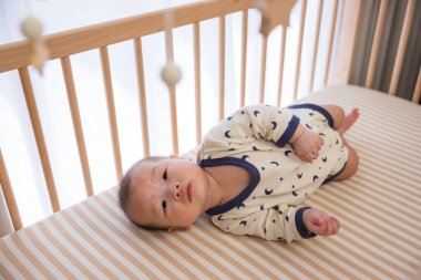 Tahta beşiğinde uzanan tatlı bebek dinleniyor